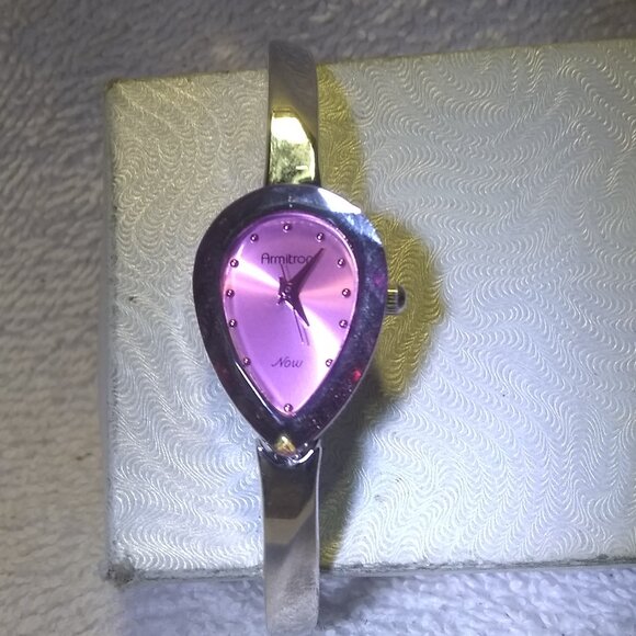 Armitron Now Heart Shape Quartz Watch Pink Dial Silver Bracelet New Bat Great ! - Picture 1 of 11